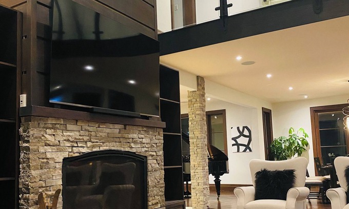 Clearview Ski Chalet | Blue Mountain Mansion House