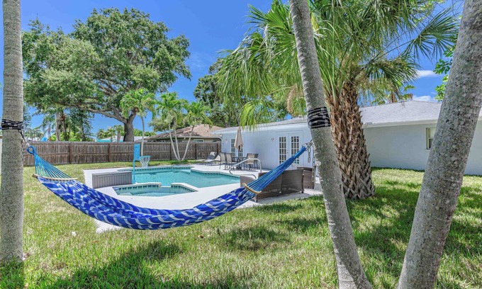 Palma Sola House | Blue Palm: Pool - Hot Tub - Beach - Games - Outdoor Shower - Grill - IMG - King
