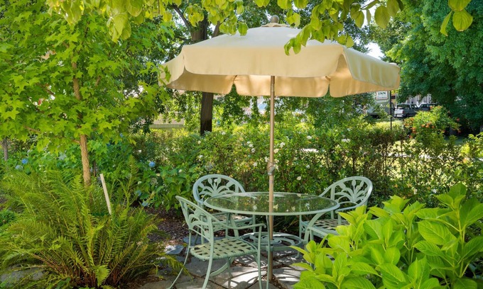 Sutter Creek Apartment | Blue Room | Steps to Wine & Food, Dogs Welcome!