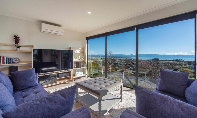 Tahunanui House | Blue Water Views