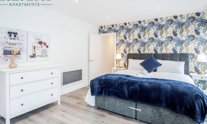 Yardley Gobion Apartment | Blue Wonder 2 Bedroom Apartment with Ensuite