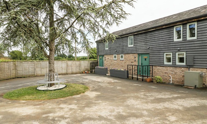 Pembridge Cottage | BLUEBELL COTTAGE, pet friendly, with hot tub in Pembridge