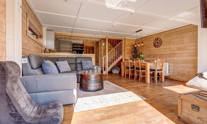 Wallingford Cabin | Bluebell Lodge | The Ridgeway Holiday Let | 3 Beds & Sleeps 6
