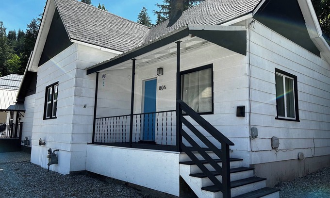 Wallace House | Bluebird Basecamp- cozy, renovated home in the heart of Wallace, ID