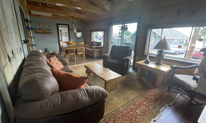 Castile Cottage | Bluebird Cottage on Silver Lake near Letchworth State Park Entrance