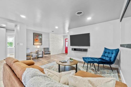 Fredericksburg House | BlueBonnet Bungalow - Hot Tub & Fire Pit
