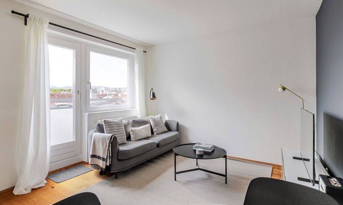 Roßau Apartment | Blueground | Alsergrund, balcony, nr Votivkirche