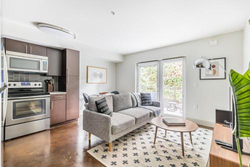 West Bellevue Apartment | Blueground Bellevue gym rooftop wd nr park SEA-714
