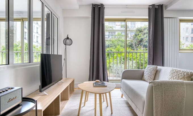 Montmartre Apartment | Blueground | Montmartre, nr Sacré Coeur