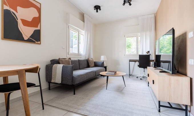 Tel Aviv City Center Apartment | Blueground | Nachalat Binyamin, City view (TLV-78)