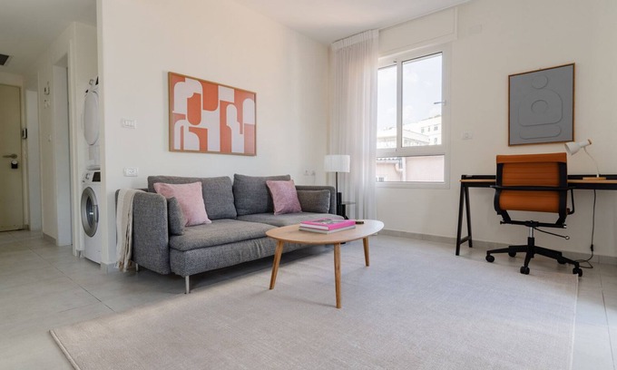 Tel Aviv City Center Apartment | Blueground | Nahalat Bynamin, Garden view, Balcony (TLV-28)