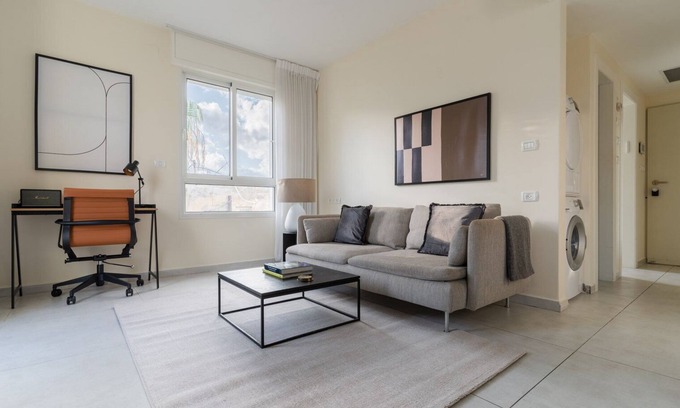 Tel Aviv City Center Apartment | Blueground | Nahalat Bynamin, Garden view, Balcony (TLV-27)