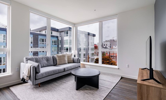 Yesler Terrace Apartment | Blueground | Northlake, gym & rooftop, nr zoo