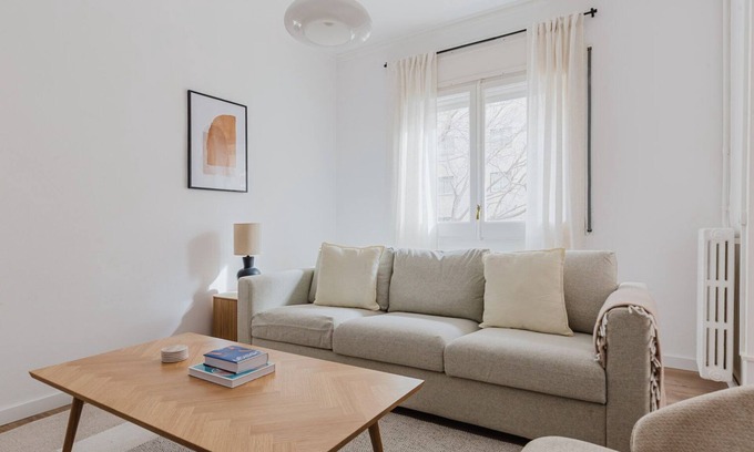 Les Corts Apartment | Blueground | Pedralbes, AC, balcony, nr park