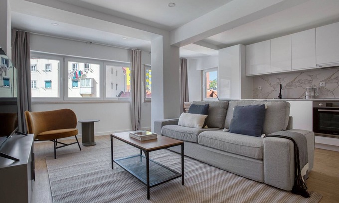 Santa Isabel Apartment | Blueground | Rato, fully equipped