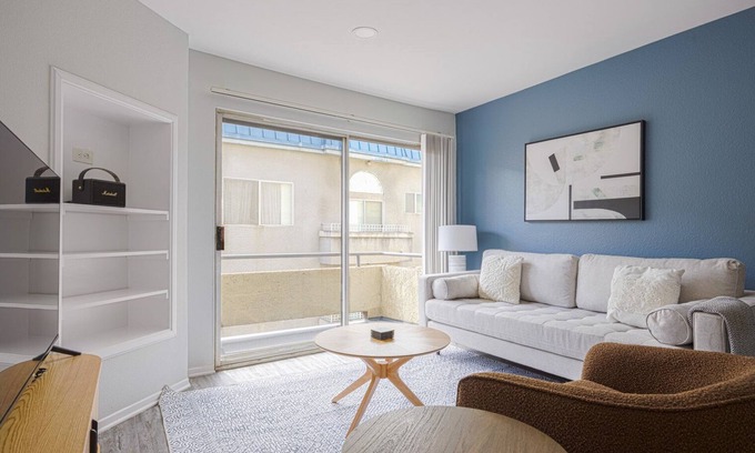 Sherman Oaks Apartment | Blueground | Sherman Oaks, view, nr Lake Balboa