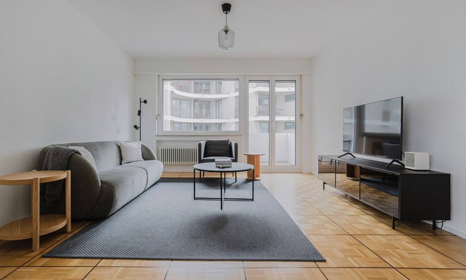 District 6 Apartment | Blueground | Unterstrass, washer, close to food