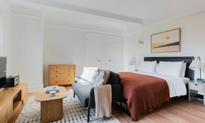Greenwich Village Apartment | Blueground | West Village, gym & w/d, nr park