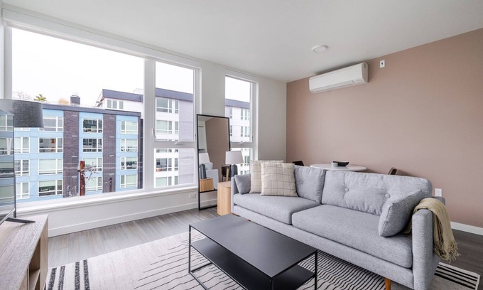 Yesler Terrace Apartment | Blueground | Yesler Terrace & elevator, nr park