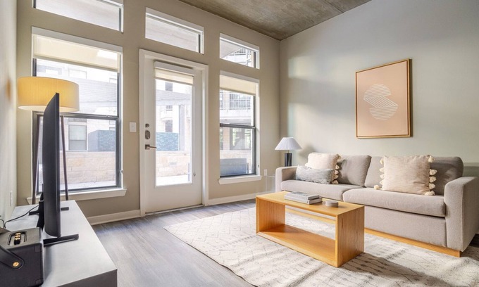 Barton Heights Apartment | Blueground | Zilker, pool, nr Zilker Park