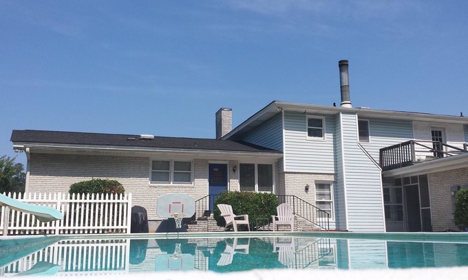 Florence House | Blueview 2 bedroom w/ pool