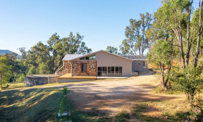 Eurunderee House | Blueview Cottage with Fireplace near Wineries