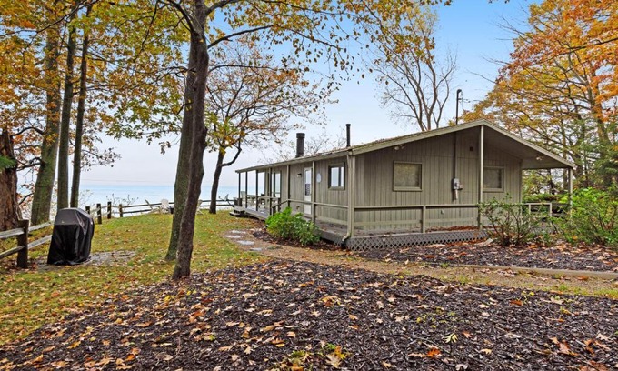Fennville House | Bluffs Cove
