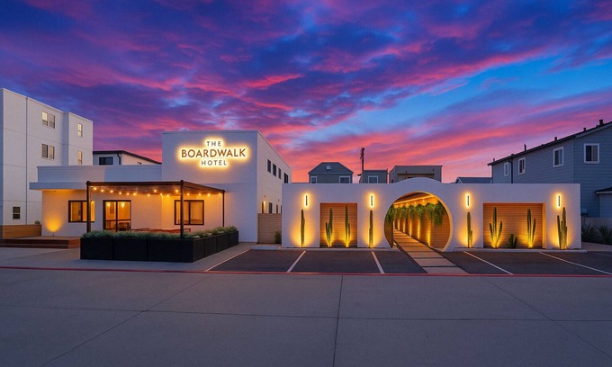 Mission Beach Hotel | Boardwalk Hotel: Bikes, Boards & Beach Gear Included