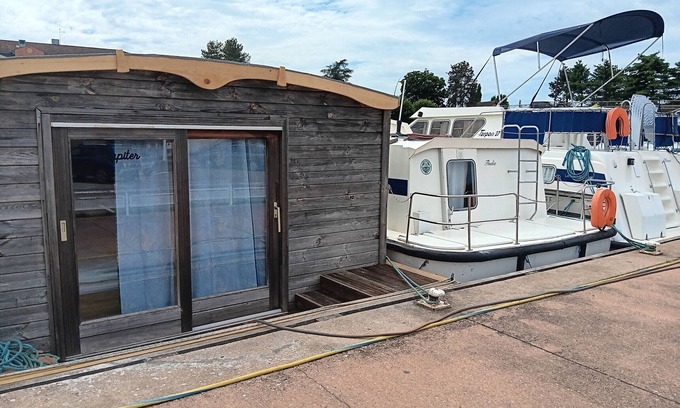Digoin Boat Rental | Boat Stay Digoin: Cozy Wooden Cabin | Sleeps 6 | Terrace | Near Canal Bridge