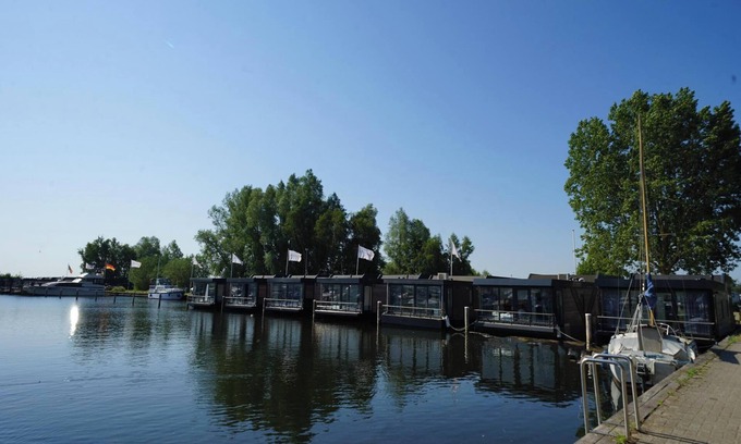 Biddinghuizen House | Boat with 3 bedrooms and a terrace