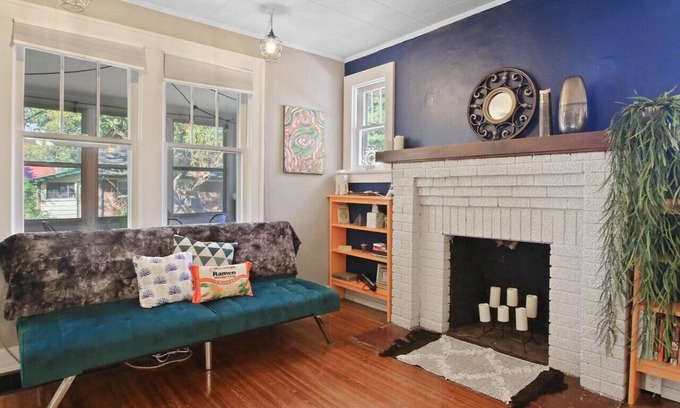 Columbia House | Bohemian Bungalow, Pac-Man, walk downtown!