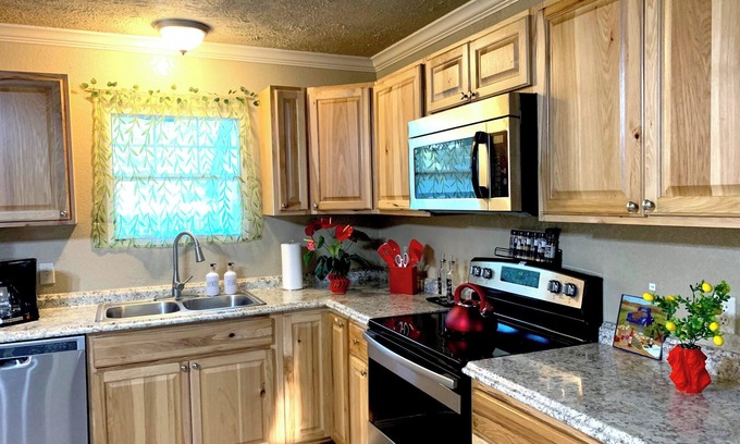 Magnolia House | Bohemian Cottage 8 guests, 5 beds, King Queen, Fast WiFi, RV Parking, Long Stay!
