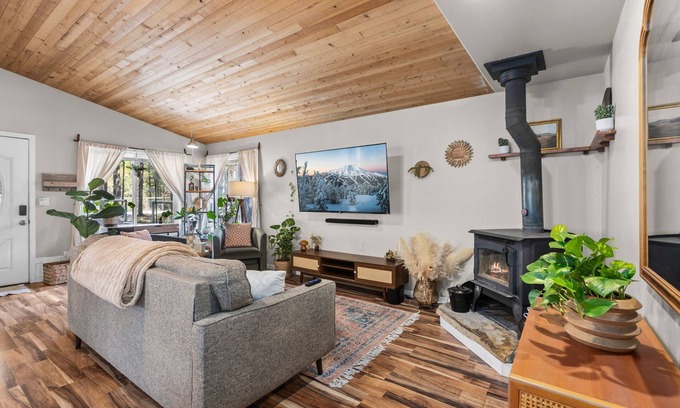 Three Rivers House | Boho Bungalow, 2 bedroom mid century modern cabin in Sunriver featuring a yoga s
