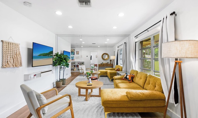 Park East House | Boho Bungalow with Parking, Wi-Fi, Washer & Dryer, Pets OK