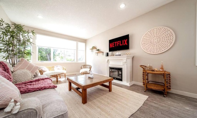 North Central Edmonton House | BoHo Vibes - Patio & BBQ - King Bed - Garage Parking