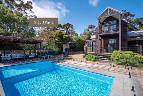 Somers House | Bonview Beach Boy with pool on the park