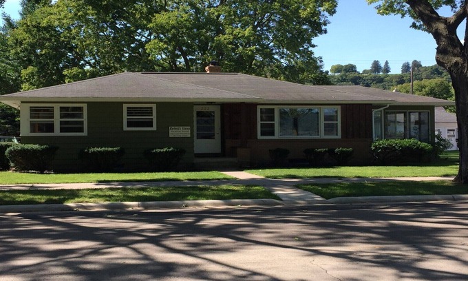Guttenberg House | Book now for a peaceful river view vacation! Walking distance to downtown.