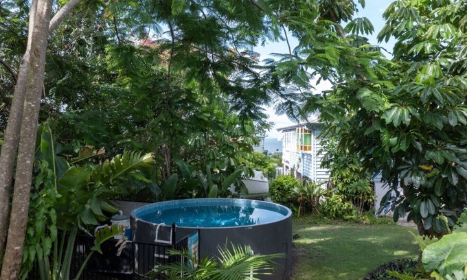 Wynnum House | Book now for this weekend - Queenslander Bay Views, Pool, AC