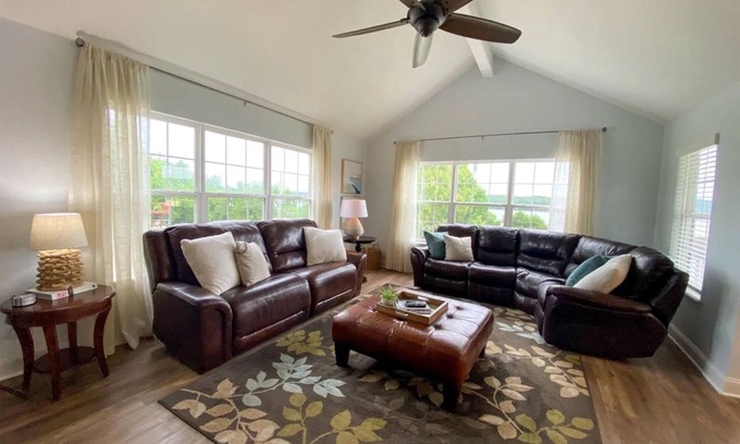 Beaver Shores House | Booking Fall NOW+Lovely Beaver Lake Views+Hot Tub