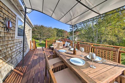 Boothbay Harbor Apartment | Boothbay Apt with Furnished Deck about 1 Mi to Bay