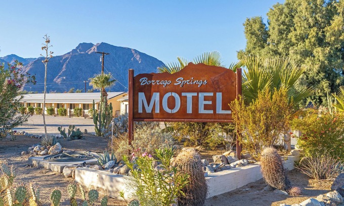 Borrego Springs Hotel | Borrego Springs Motel; small motel; big pool; walk to Christmas Circle/downtown