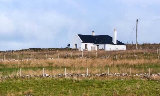 Bornesketaig Cottage | BOTHAN AONGHAIS, character holiday cottage, with open fire in Uig
