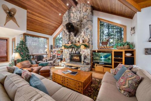 Boulder Ridge House | Boulder Ridge Lodge Huge Ski In Home Sleeps 22