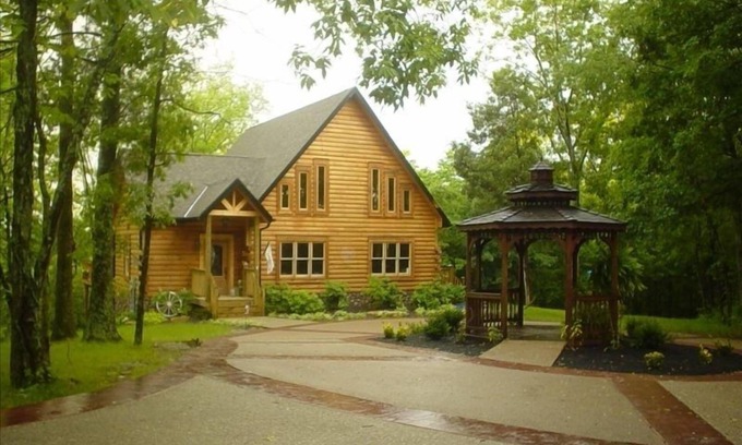 Bagdad Cabin | Bourbon Trail, Ark Encounter, Family Gatherings, WiFi, Cabin, Sleeps 29!