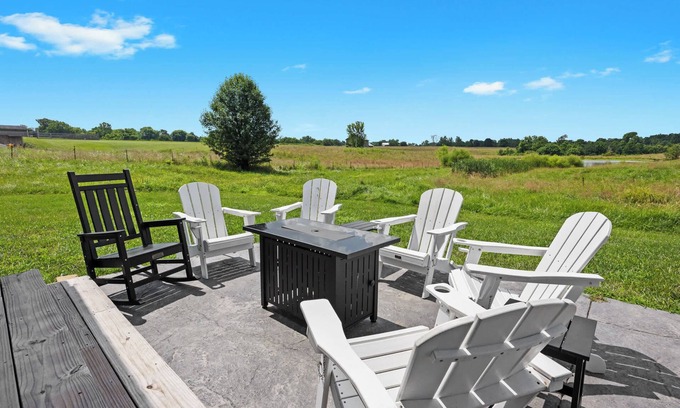 Waddy House | Bourbon Trail Getaway | Jacuzzi Tub & Scenic Views