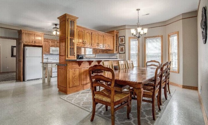 Lee's Summit House | Boutique Cottage on Gated Estate 3 bd 2 ba Getaway wifi cable ADA entry Hot Tub