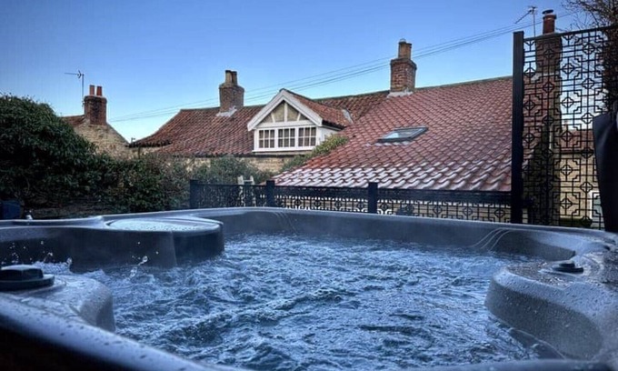 Welburn Cottage | Boutique luxury countryside cottage with hot tub, log burner, 4 poster & firepit