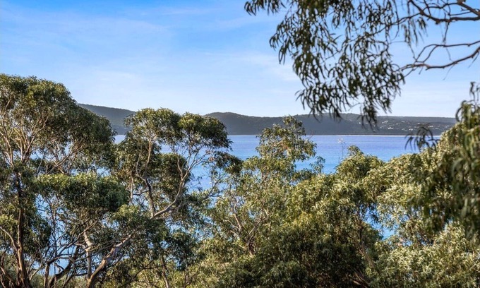Lorne House | Boxy's Beach House: Perfect Location - Sea ViewsPeace & Quiet - Walk Anywhere