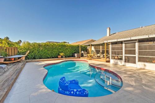 South Bradenton House | Bradenton Retreat with Backyard Oasis Near Beach!
