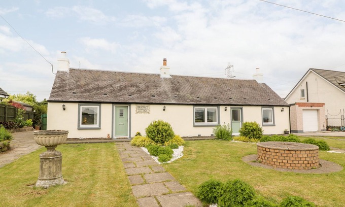 Banknock Cottage | BRAEFACE COTTAGE, pet friendly, with open fire in Bonnybridge
